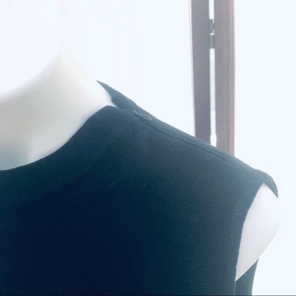 St. John Basics Shoulder Zip Sleeveless Top - Picture 2 of 15